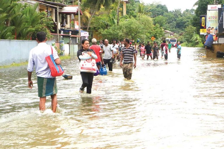 ගංවතුරෙන් යට වුණු නිවාස පිරිසිදු කරන්න රජයෙන් 10,000ක්