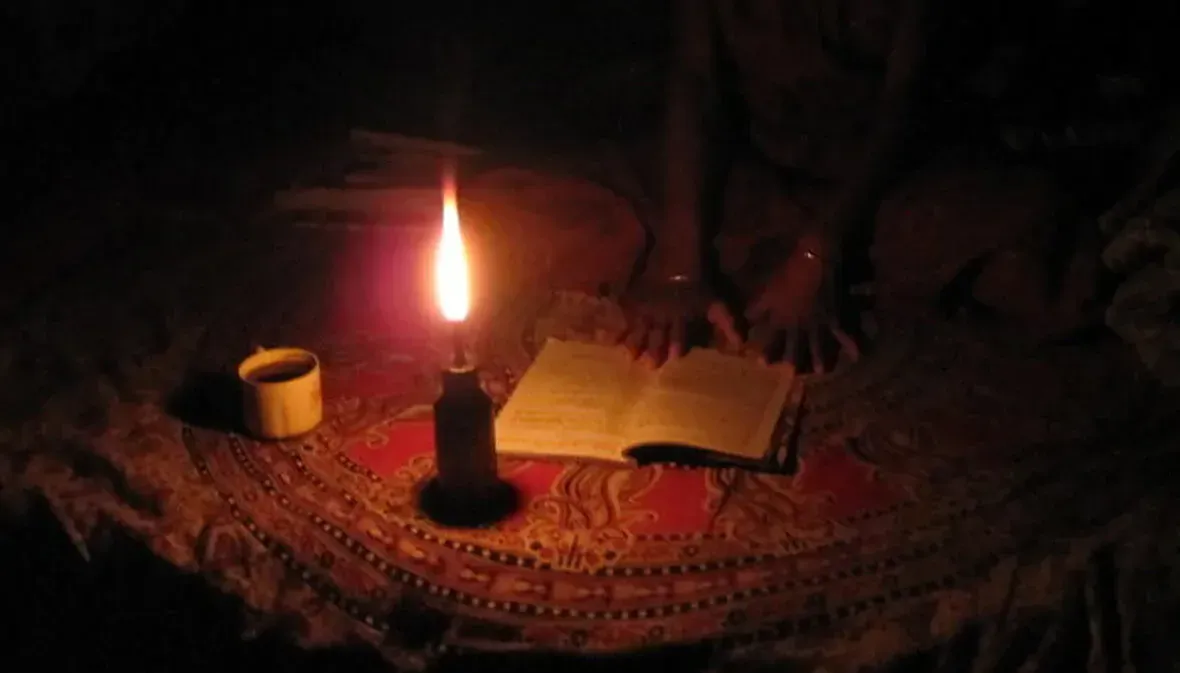 ලංකාවේ පවුල් ලක්ෂයක් තවමත් එළිය බලන්නෙ කුප්පි ලාම්පුවේන්.