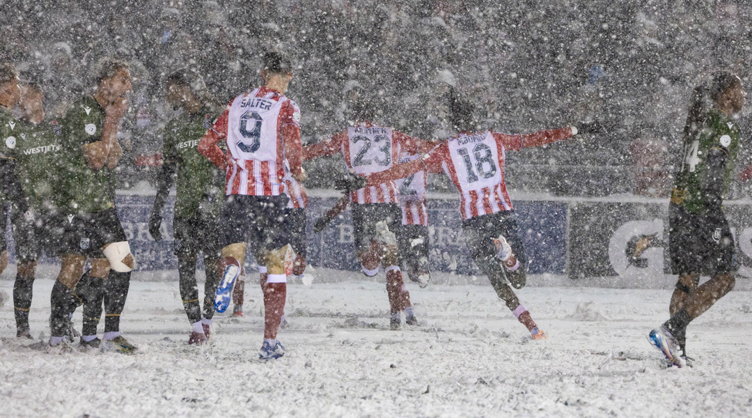 කැනේඩියානු පාපන්දු ක්‍රීඩකයින් හිම මත ගැටේ. තරගයට පැය හතරක් ගතවේ.