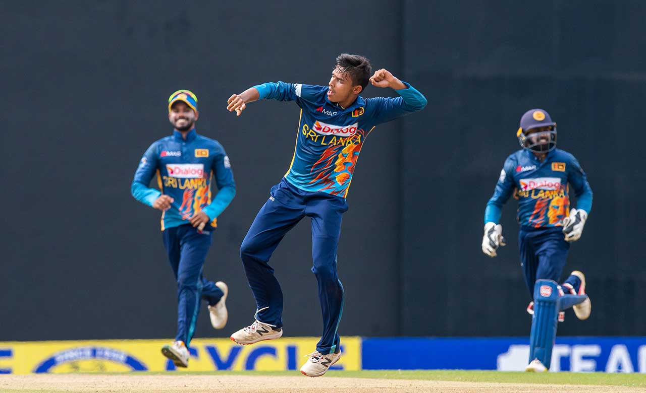 දුනිත්ගේ නායකත්වයෙන් නැගී එන තරු කටාර් යයි.